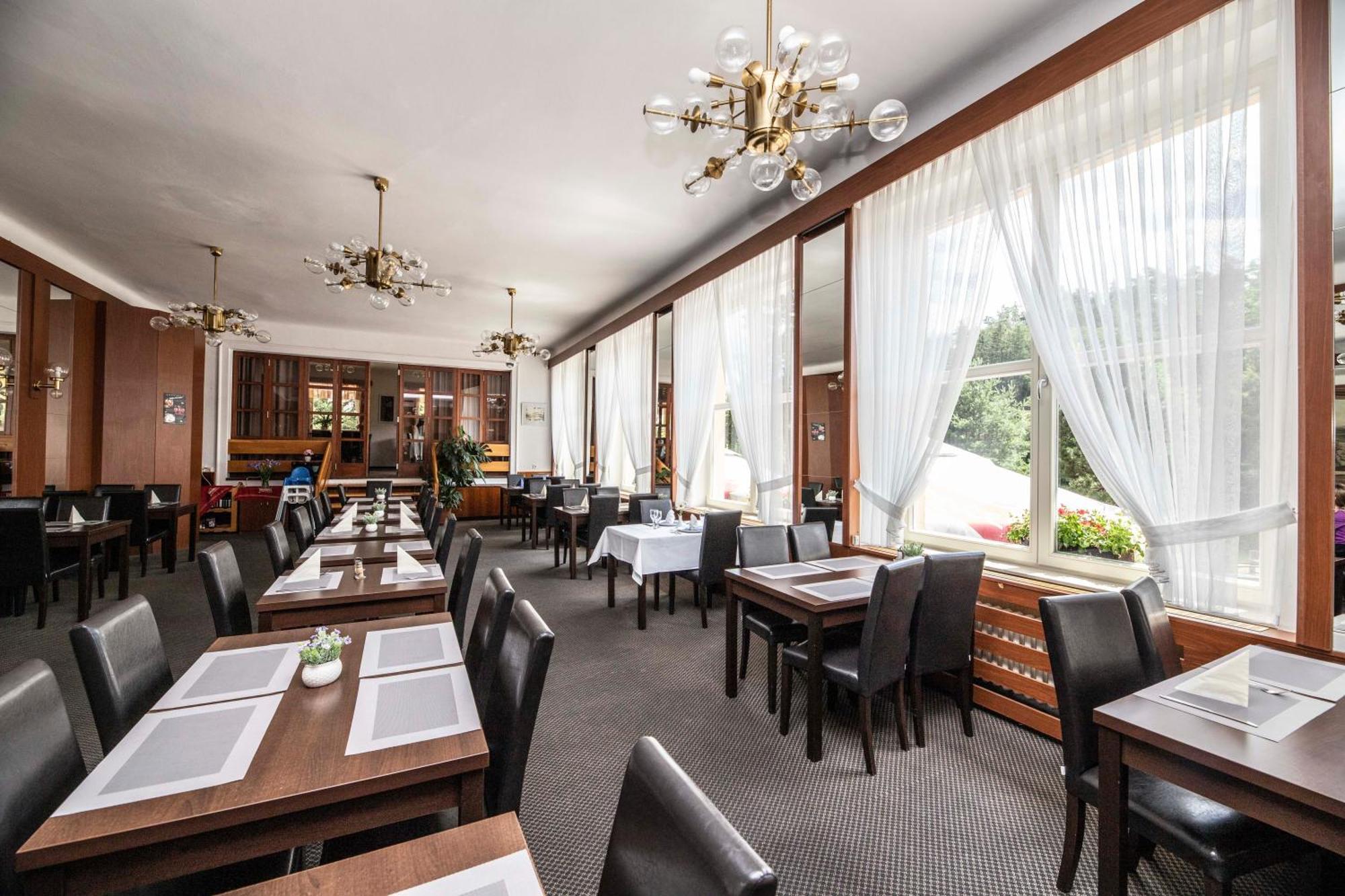 Parkhotel Skalni Mesto Їчін Екстер'єр фото